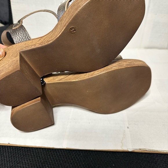 Elegant Women's Block Heel Sandals - Metallic Bronze - Picture 13 of 13